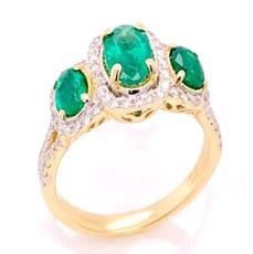 14K YELLOW GOLD DIAMOND AND EMERALD THREE STONE RING