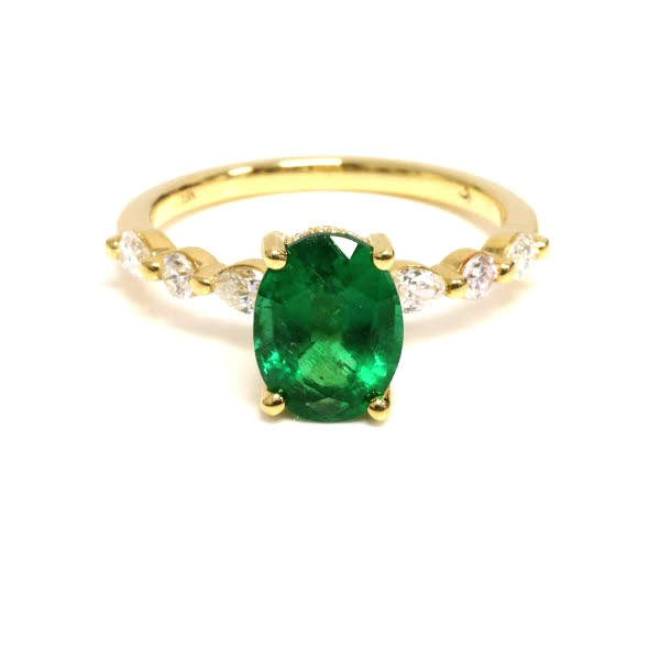 18K YELLOW GOLD DIAMOND AND OVAL EMERALD RING