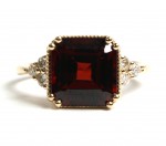 14K YELLOW GOLD DIAMOND AND GARNET RING