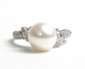 14K WHITE GOLD DIAMOND AND FRESH WATER PEARL RING
