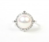 14K WHITE GOLD DIAMOND AND FRESH WATER PEARL RING